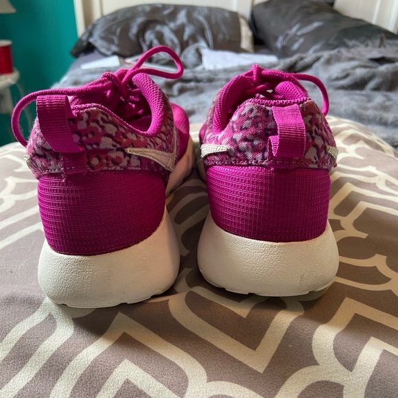 PINK ROSHES - Picture 3 of 4